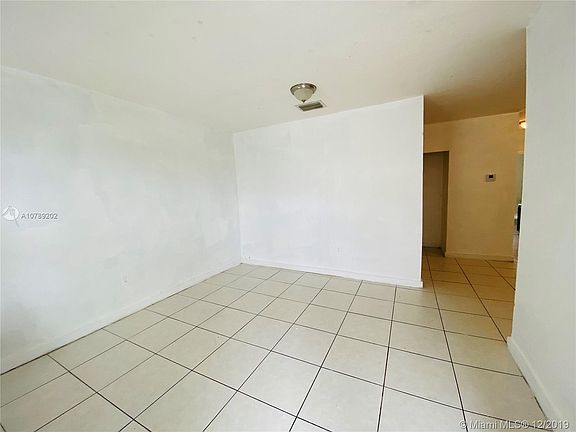 3rd image of 360 NE 125th St APT 302