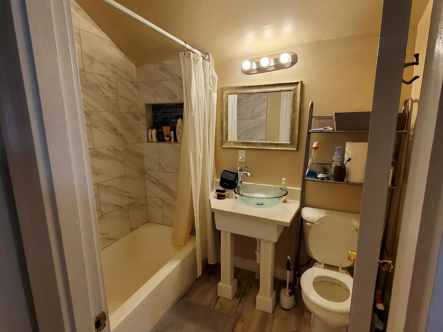 3 bed, 2.5 bath, 1415 sqft, $2,200 — Photo 2