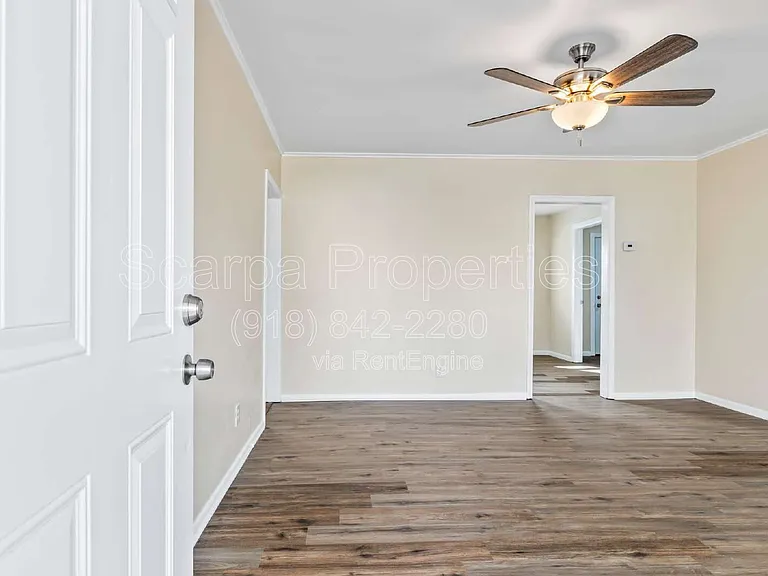 921 W Midway St — Photo 3
