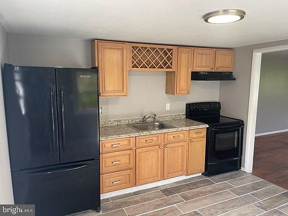3rd image of 923 Freyer Ln