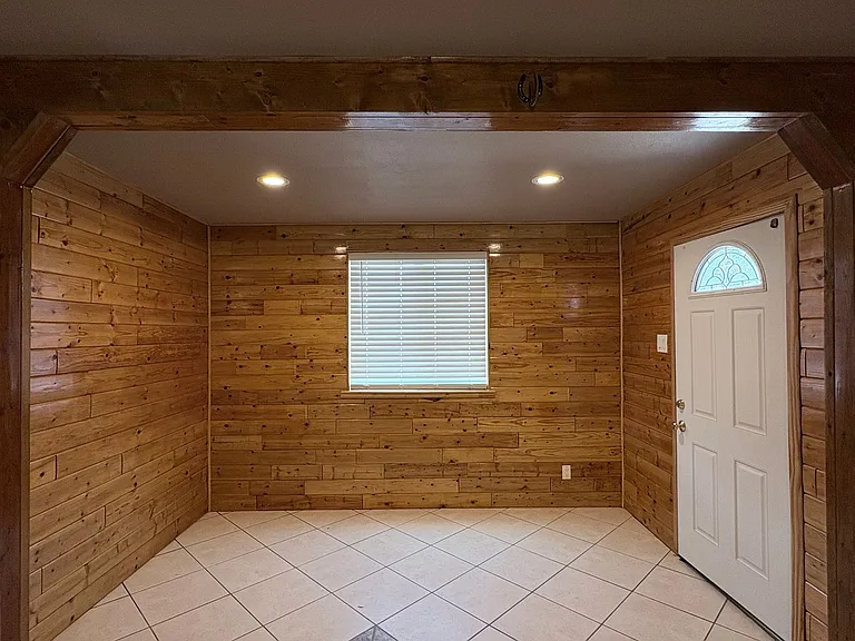 1607 W Walnut St — Photo 12