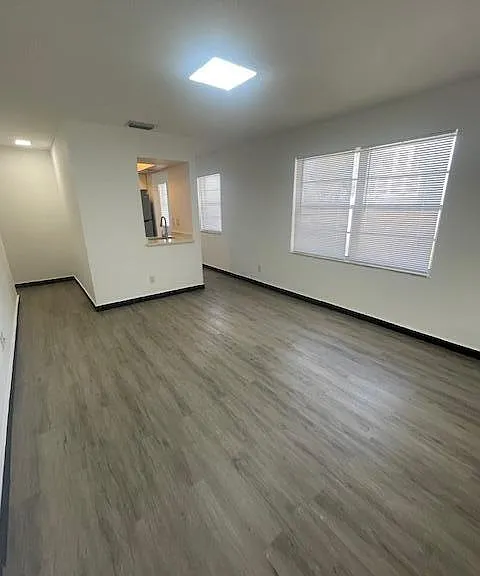 411 SE 10th St #5 — Photo 1