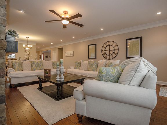 5th image of 299 Sugar Plum Ln