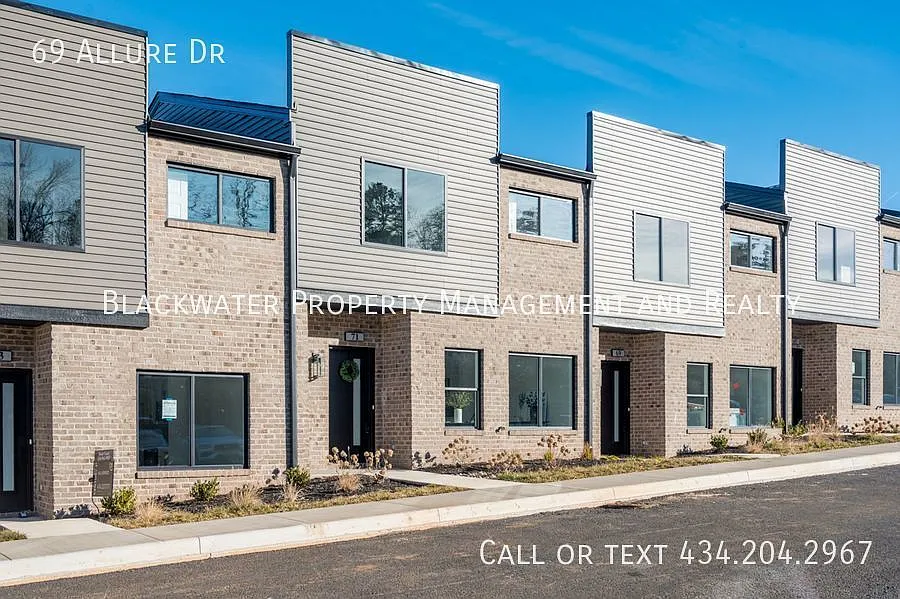Move In Special! Receive 1/2 off your first full months rent! 3 Bedroom Townhome in The Allure To... — Photo 2