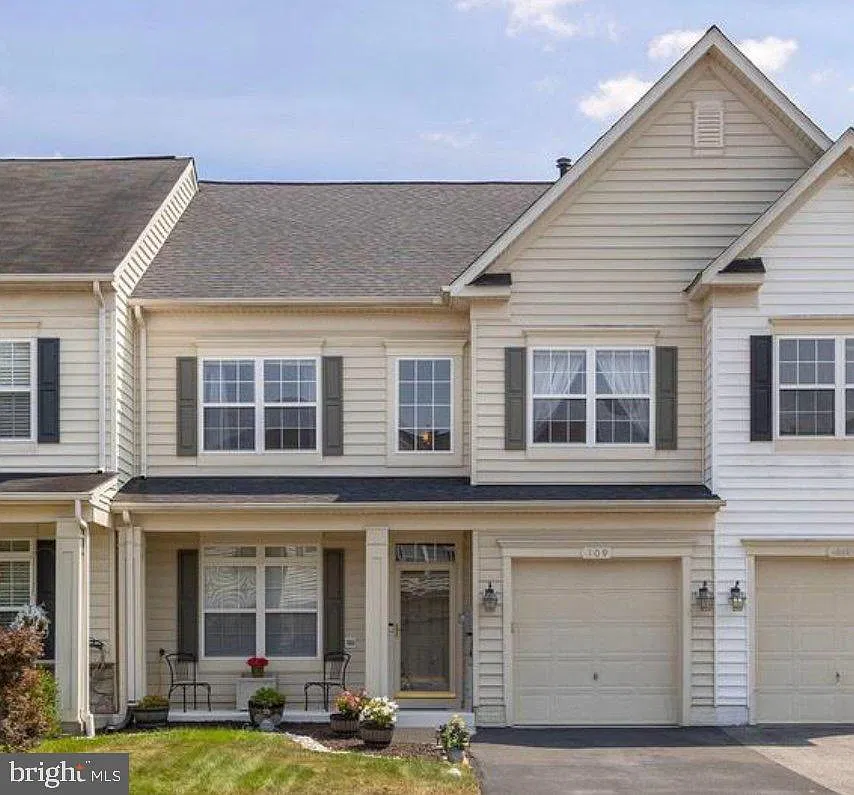 3 bed, 2.5 bath, 1814 sqft, $2,190 — Photo 1