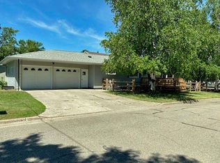 201 9th Ave SE, Devils Lake, ND 58301