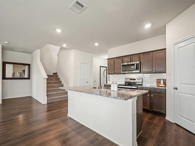 901 Euston St — Photo 2