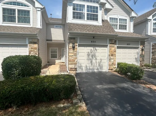 935 Viewpoint Dr, Lake In The Hills, IL 60156