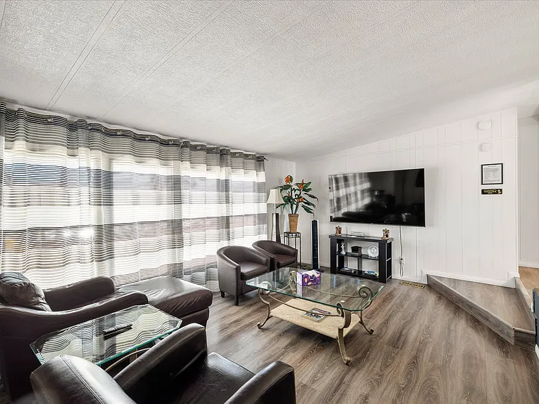 1051 Heritage Dr — Photo 2
