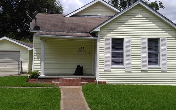 4th image of 912 Merriman St