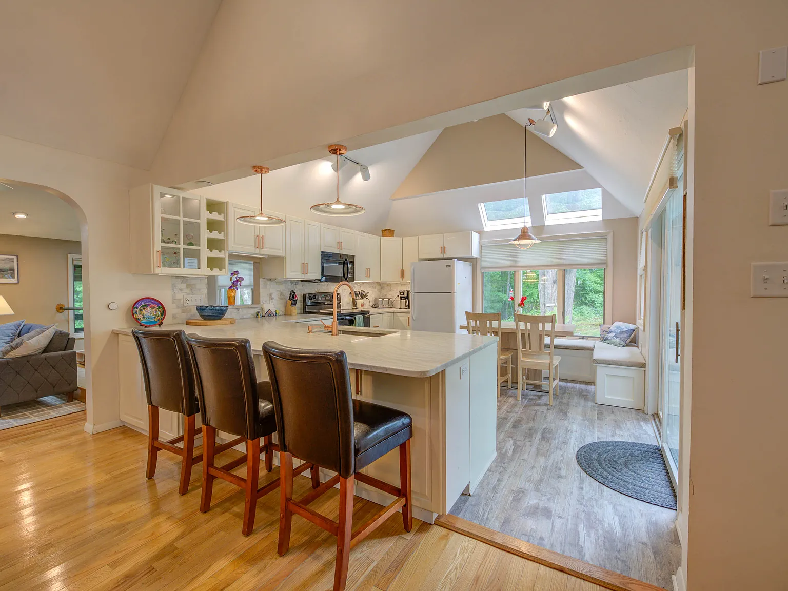 4 bed, 1997 sqft, $3,950 — Photo 3