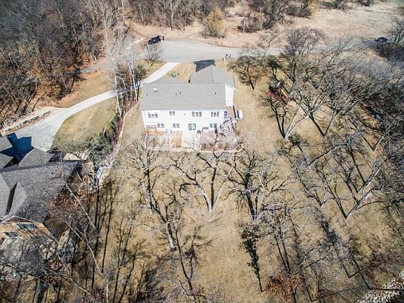 Quiet peaceful luxury overlooking Lake Louisa, Plenty of backyard space with an acre to roam, deck, firepit, etc.