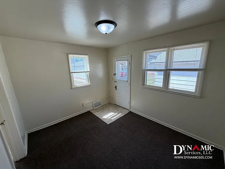 215 S Duluth Ave — Photo 12