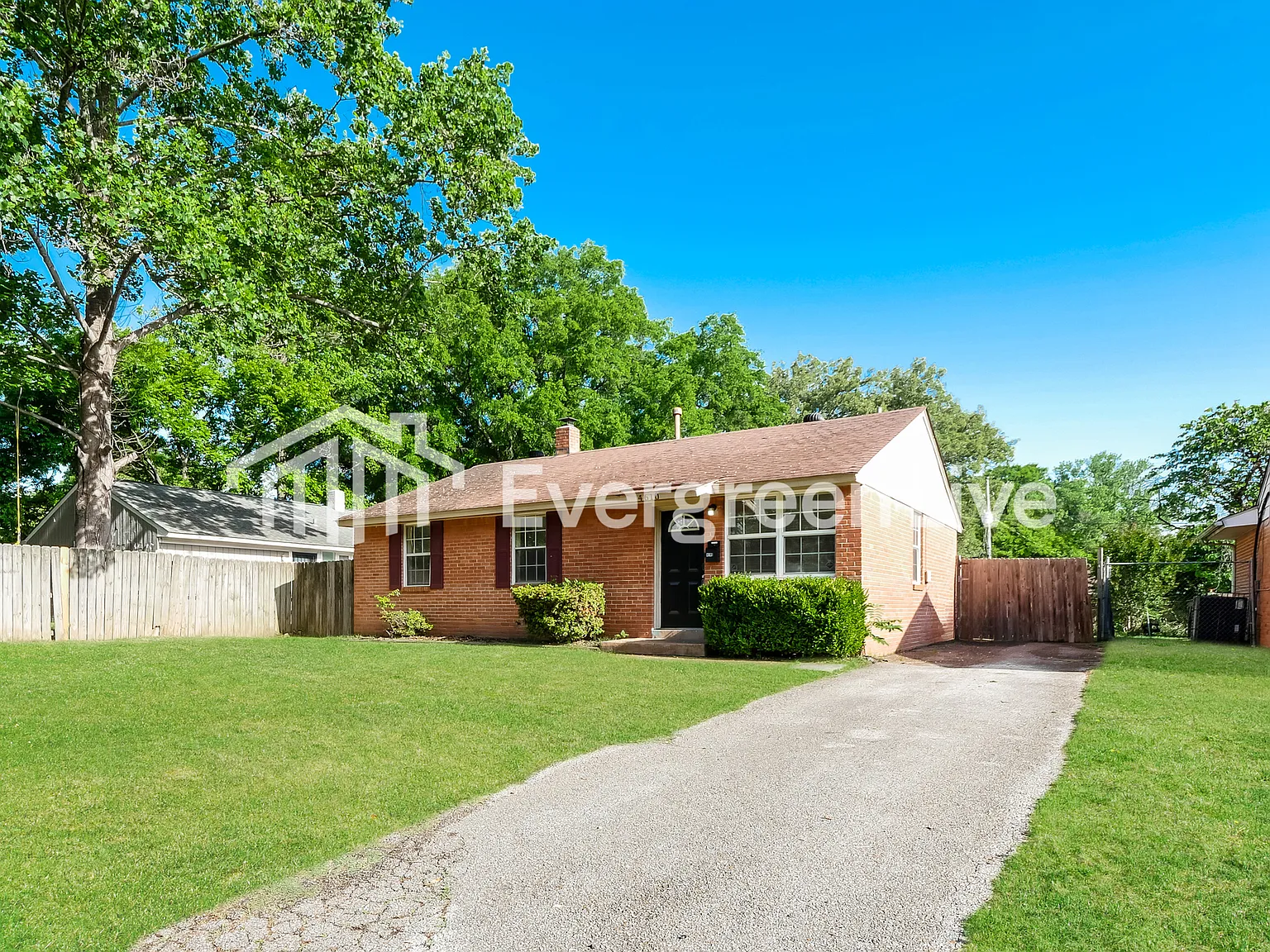 3 bed, 1.0 bath, 962 sqft, $995 — Photo 2