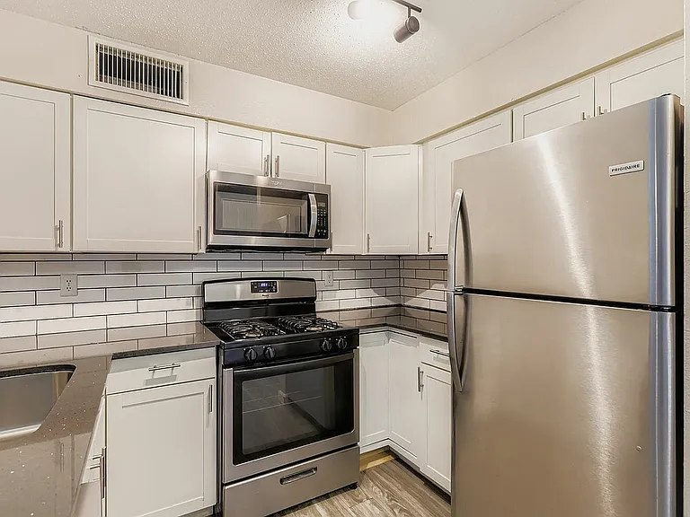 4728 N 15th St 129 - Web Quality - 007 - 11 Kitchen