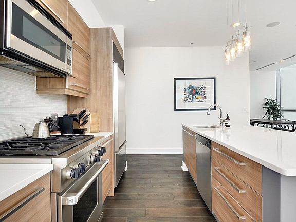 4th image of 110 W Superior St #1402