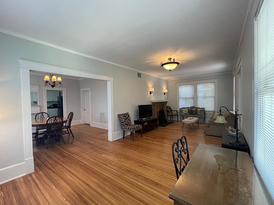 Living room (COMES UNFURNISHED)