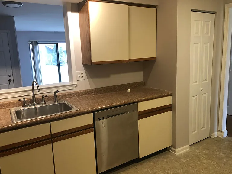 131 Caernarvon Ct — Photo 8