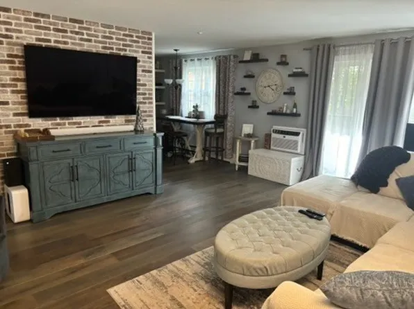 14 Edgelawn Ave APT 9, North Andover, MA 01845