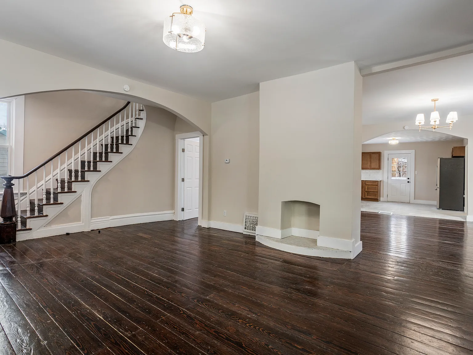 4 bed, 1.5 bath, 2026 sqft, $2,200 — Photo 3