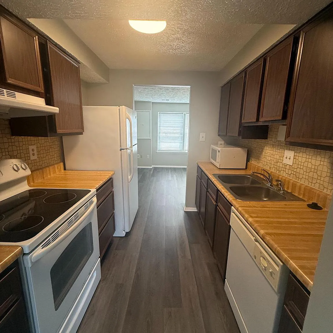 3 bed, 1.5 bath, 1280 sqft, $2,395 — Photo 4