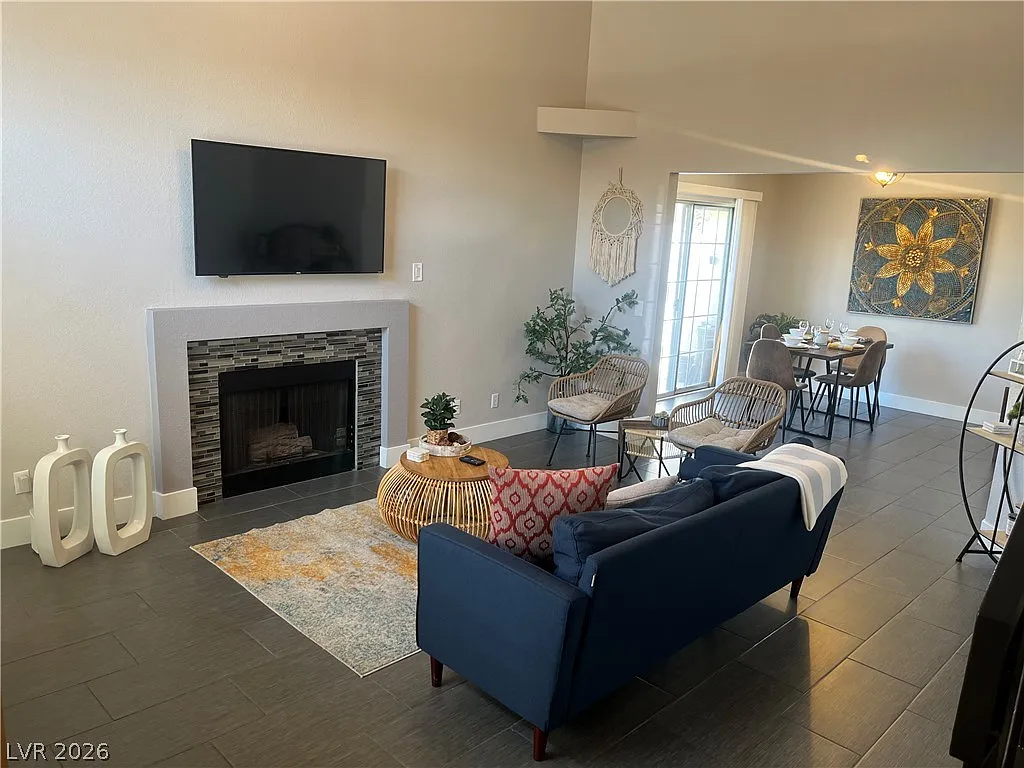 2 bed, 1.5 bath, 1281 sqft, $2,100 — Photo 2
