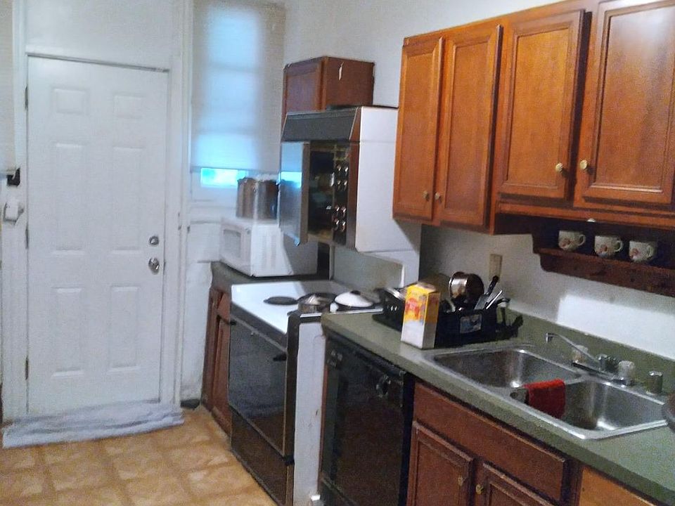2nd image of 2823 Ridgewood Ave Room 2