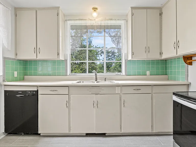 1473 Marion Ave — Photo 10