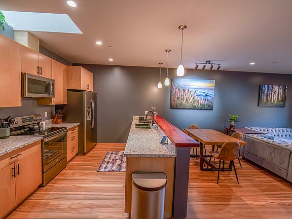 3rd image of 1214 N Park Ln