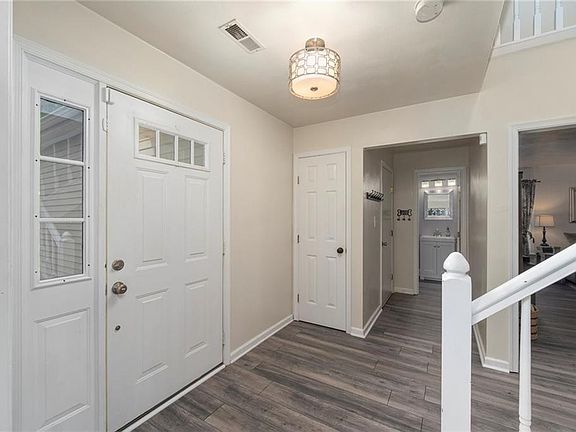3rd image of 804 Bishop Ct