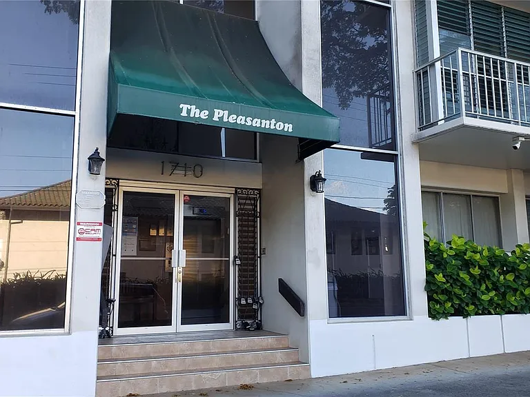 1710 Punahou St #403 — Photo 2
