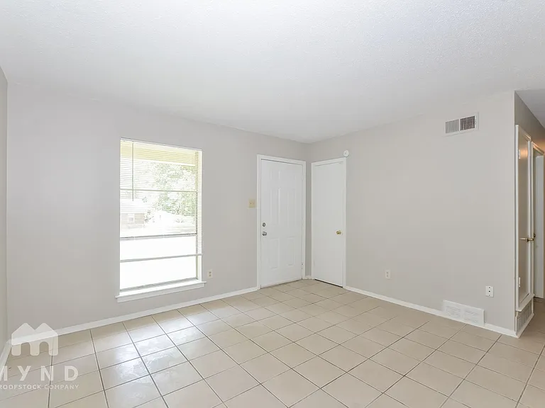 6875 Embassy Cir — Photo 13