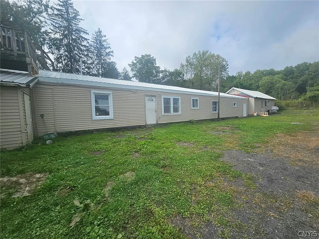 3 bed, 1.0 bath, 4921 sqft, $1,800 — Photo 2