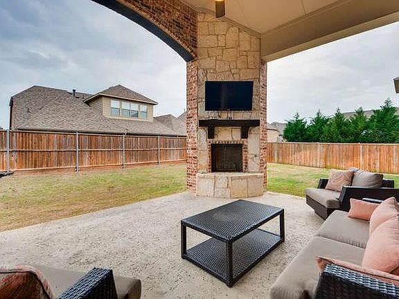 4th image of 667 Featherstone Dr