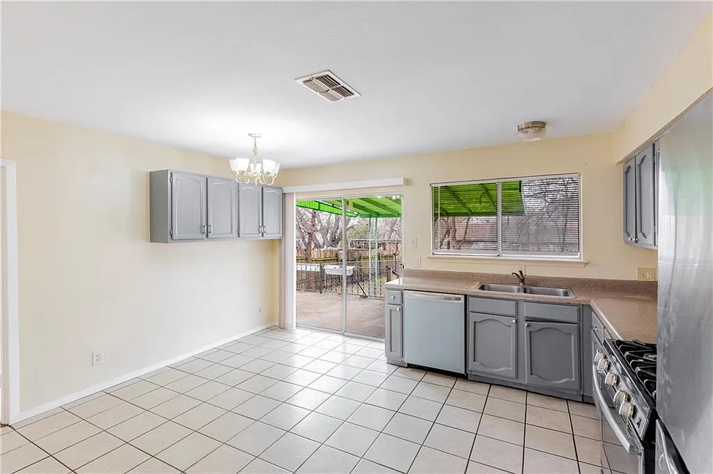 3 bed, 870 sqft, $1,695 — Photo 1