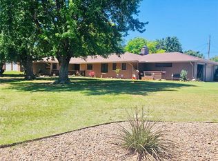 2211 Crescent Dr, Dodge City, KS 67801