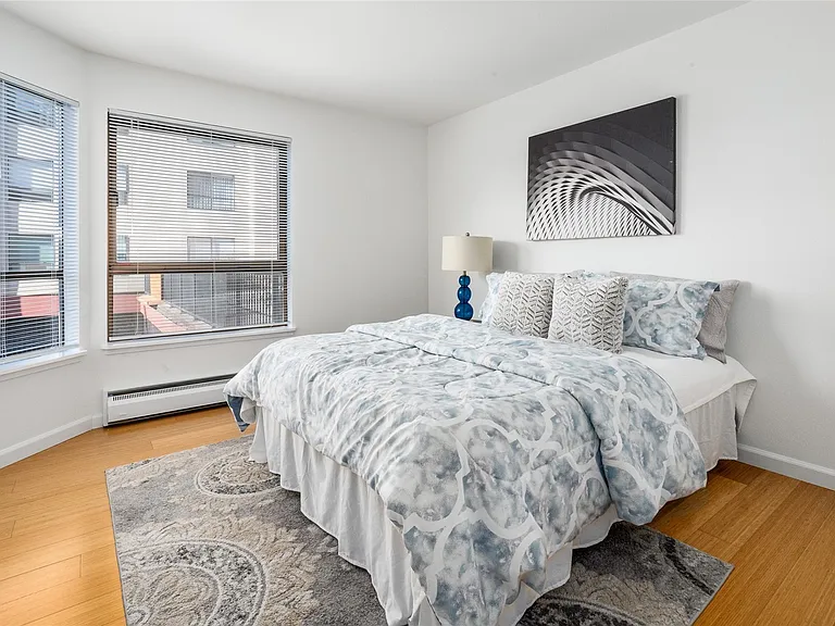 410 W Roy St — Photo 13