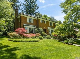 17 Somerset Dr S, Great Neck, NY 11020