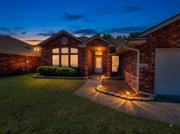 908 SE 36th St, Moore, OK 73160
