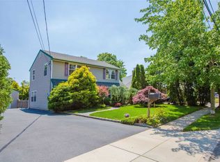 20 Hillside Ln, Syosset, NY 11791