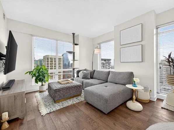 930 S 6th Ave SW #3306, Calgary, AB T2P 1J3