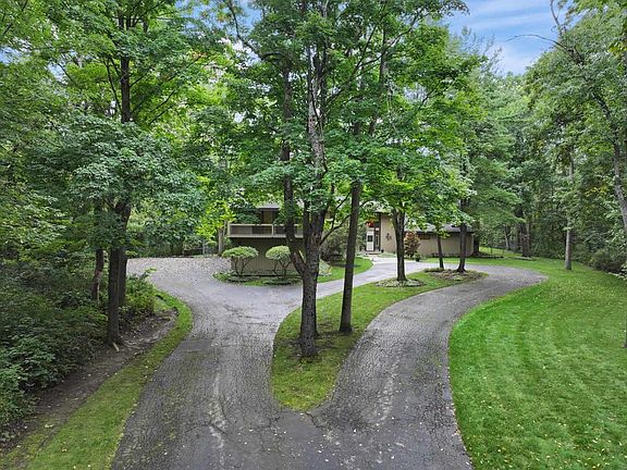 3rd image of 560 Thornmeadow Rd