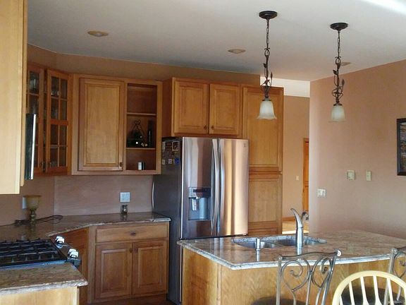Kitchen w/granite/stainless