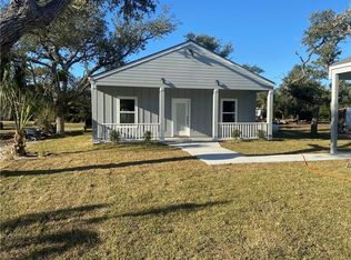14 W Lake Dr, Rockport, TX 78382