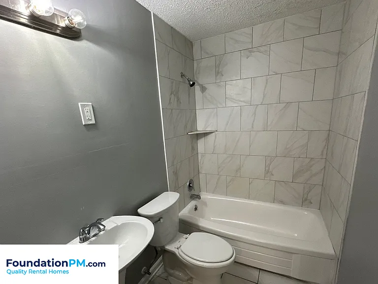 1392 Kyle St — Photo 15