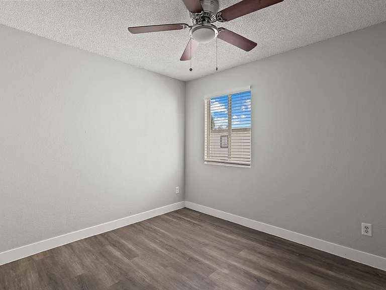 Mariposa Flats — Photo 13