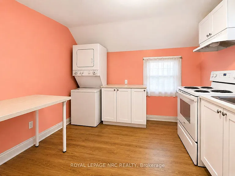 259 Wellington St — Photo 8