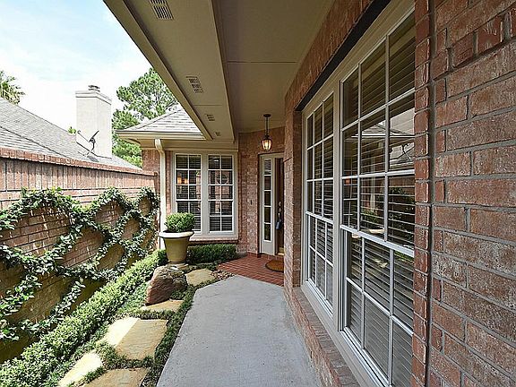 2nd image of 2702 Kittansett Cir