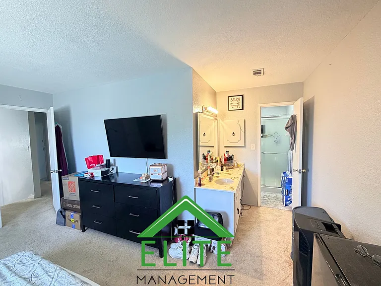 6701 Hillglen Way — Photo 12