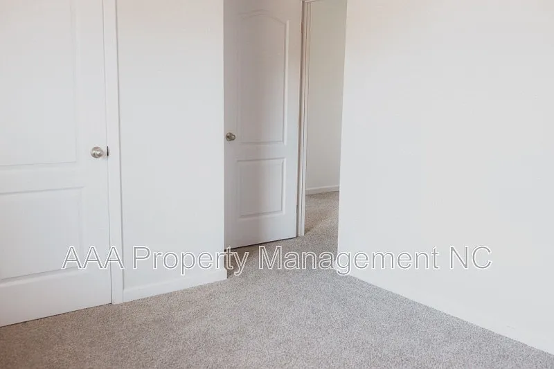 3 bed, 2.5 bath, 2074 sqft, $2,000 — Photo 3